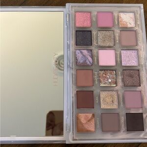 Huda beauty rose quartz palette